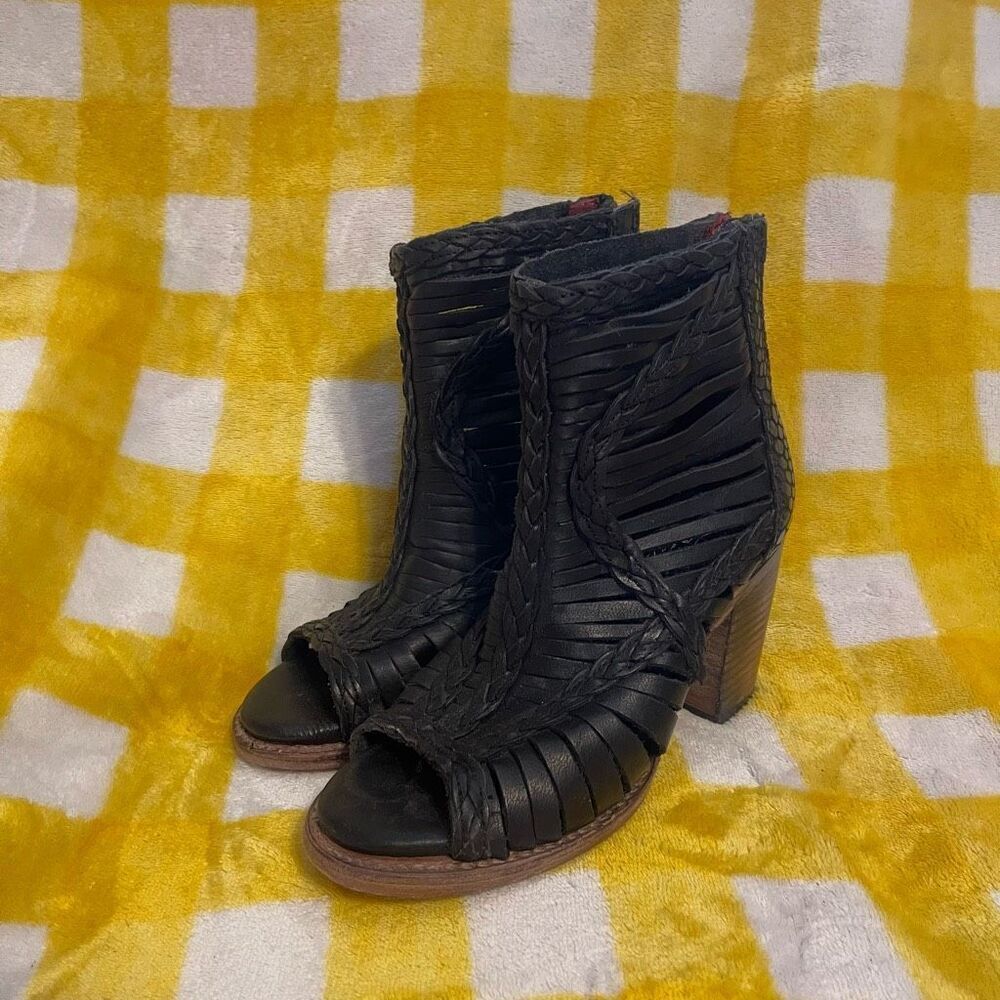 Freebird By Streven Bela Womens Booties Gray Leather Cage Braid Sz 5